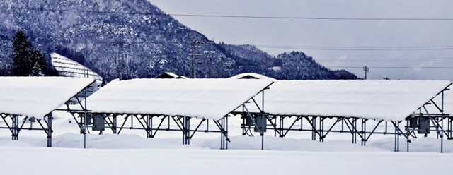 【絶句】釧路湿原を覆う太陽光パネル、雪が積もり発電せず